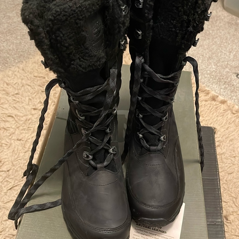 Timberland womens black primaloft 200 tall boot. Lace up. Bottom is waterproof.